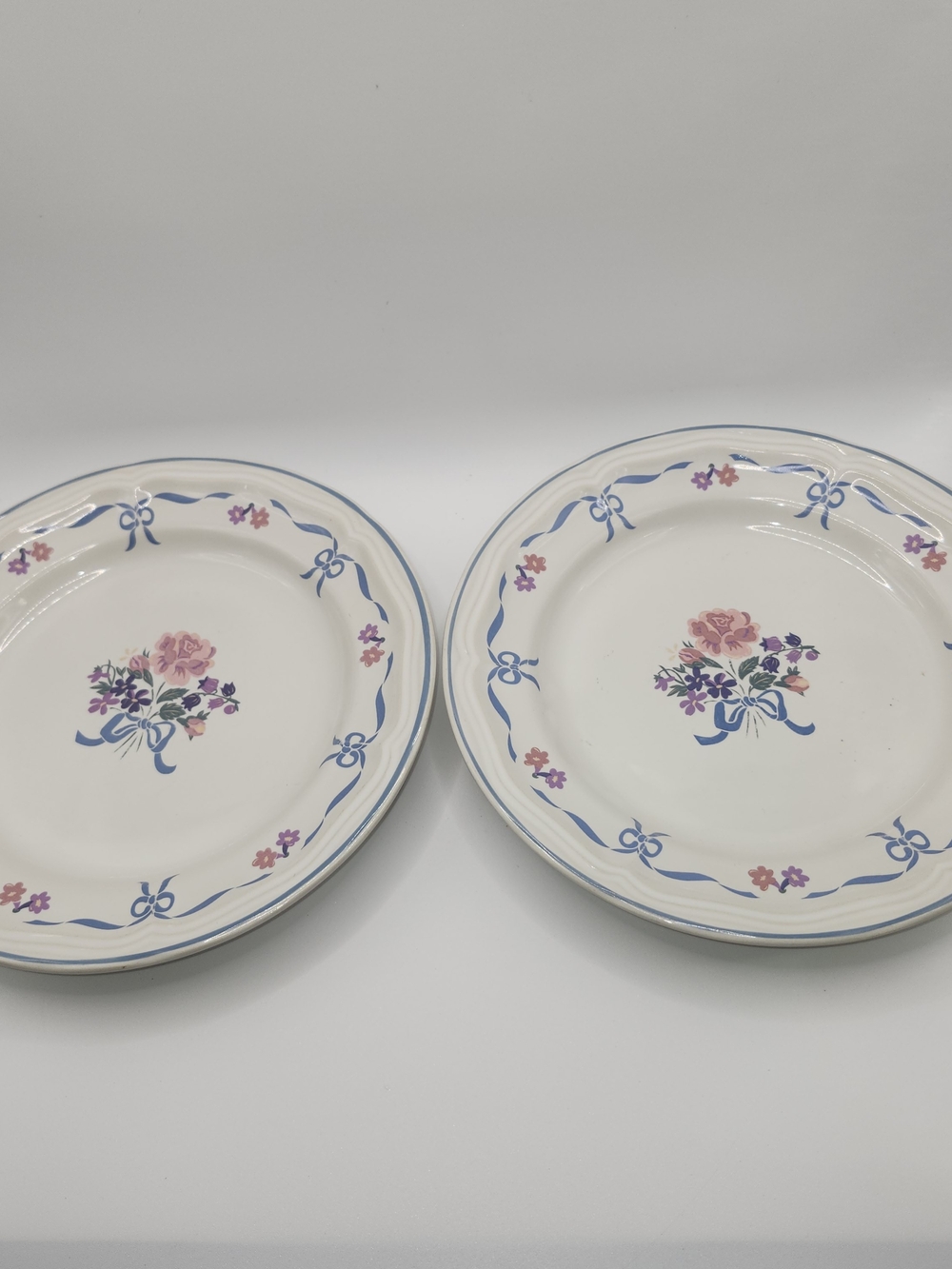 2Vtg Newcor Victoria Stoneware salad/dessert Plates 6026 Blue Ribbon Floral 1989